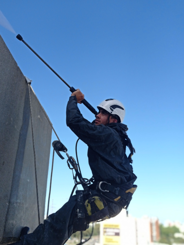 Hidrolavado de edificio en altura realizado por Argen Construcciones en Uruguay