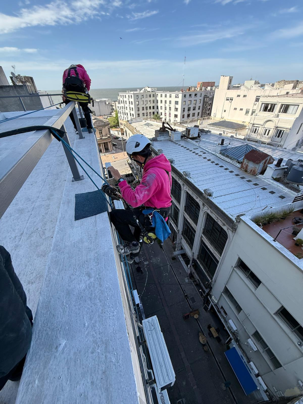 Limpieza profesional de vidrios en altura
